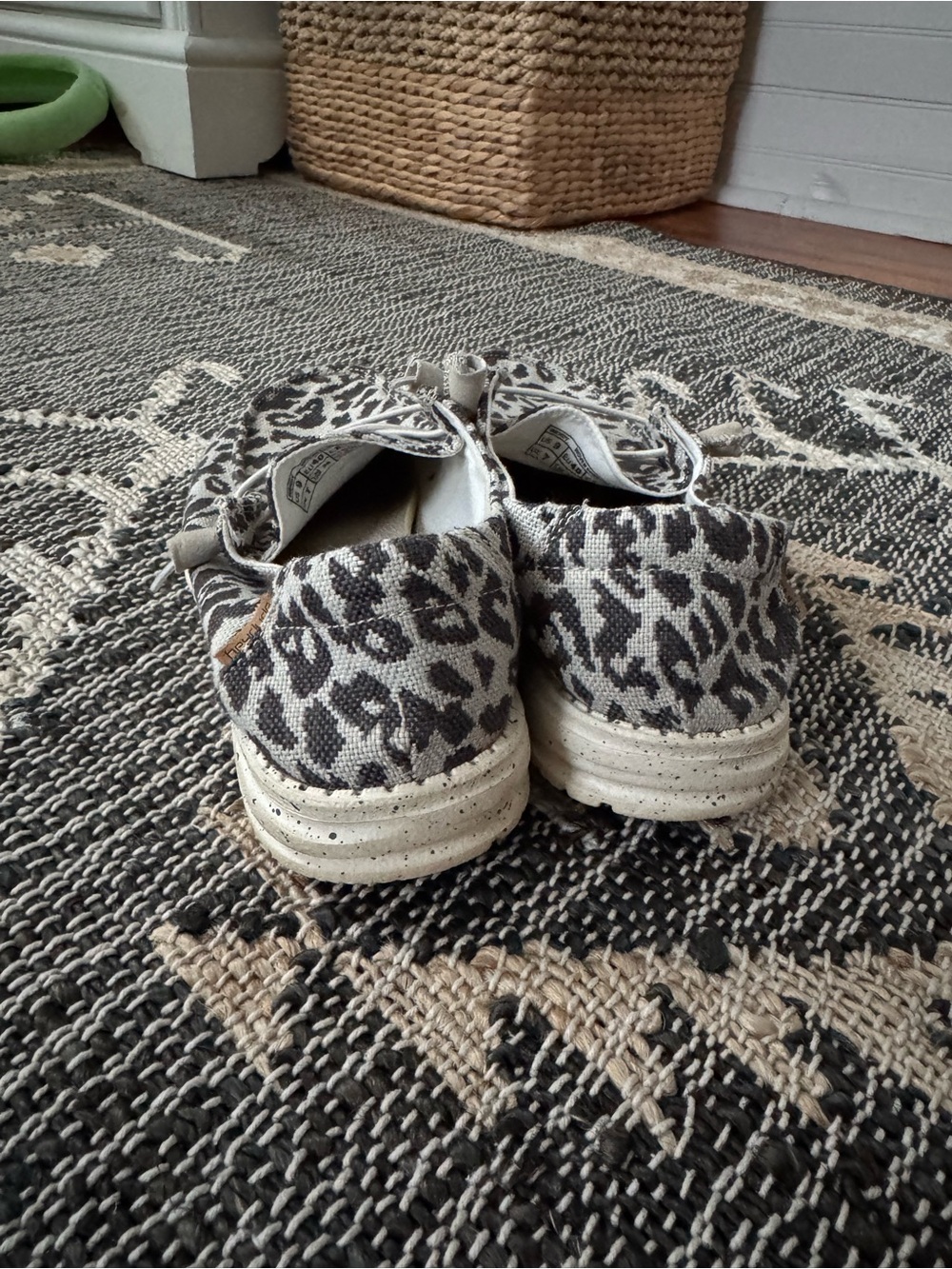 Hey Dude Women’s Leopard Print Slip-On Slippers in Black and White size 9 - Picture 2 of 4
